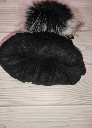Чорна шапка на флісі з бубоном бомбоном2 фото
