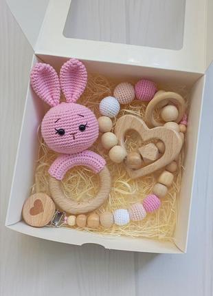 Подарунковий набір для дівчинки, брязкальце зайка, гризунець, тримач для пустушки, бебібокс