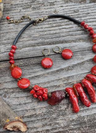Красное ожерелье - чокер и серьги `зажги огонь` (коралл, янтарь, сердолик)9 фото