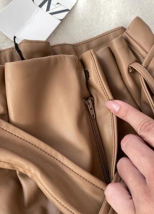 Бежевые коричневые кожаные шорты4 фото