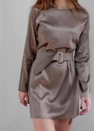Атласна сукня міні бронзового кольору10 фото