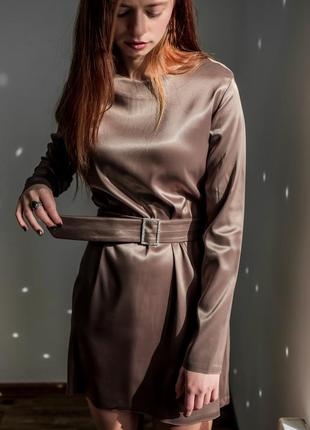 Атласна сукня міні бронзового кольору9 фото
