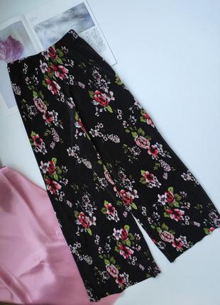 Кюлоти primark чорного кольору в квітковий принт ❤