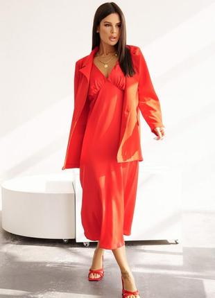 Красное платье-комбинация с жакетом