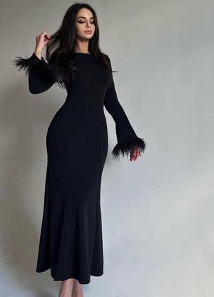 Платье длинная черная с перьями