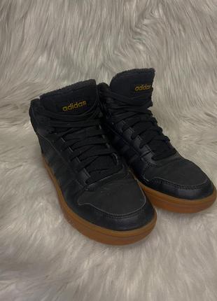 Жіночі кросівки adidas на флісі2 фото