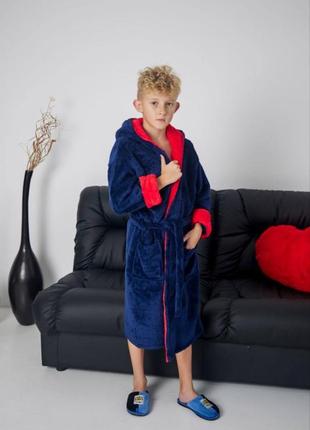 Дитячий довгий махровий халат для хлопчика з капюшоном на запах синій з червоним