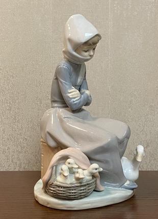 Фарфоровая статуэтка «девочка с утками».6 фото