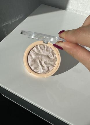 Хайлайтер makeup revolution reloaded оттенок peach lights