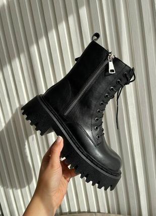 Кожаные ботинки черного цвета с замком на массивной подошве8 фото