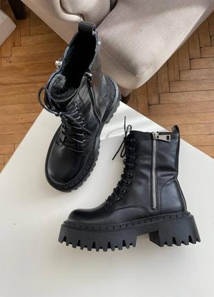 Кожаные ботинки черного цвета с замком на массивной подошве9 фото