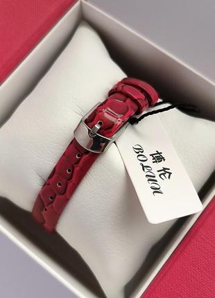 Наручные часы женского красного цвета на кожаном ремешке4 фото