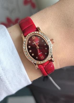 Наручные часы женского красного цвета на кожаном ремешке5 фото