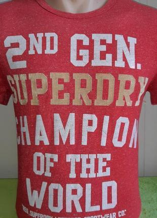 Яскрава футболка червоного кольору з фірмовим принтом superdry made in turkey, 💯 оригінал3 фото