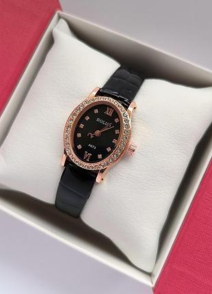 Наручний годинник жіночий чорного кольору на шкіряному ремінці