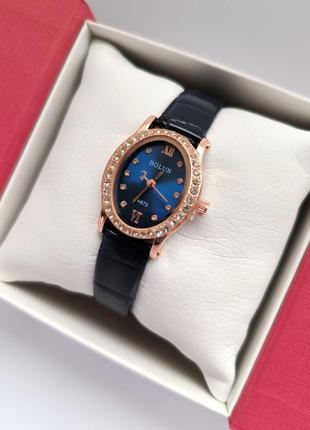 Наручные часы женские черного цвета с синим цветом на кожаном ремешке