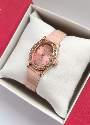 Наручний годинник жіночий рожевого кольору на шкіряному ремінці1 фото