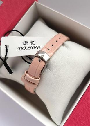 Наручний годинник жіночий рожевого кольору на шкіряному ремінці3 фото