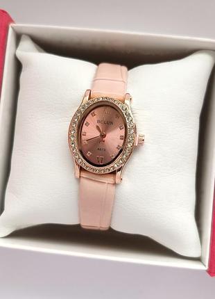 Наручний годинник жіночий рожевого кольору на шкіряному ремінці2 фото