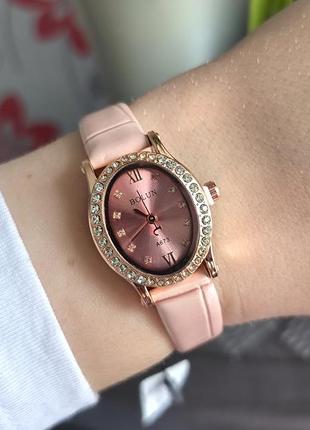 Наручний годинник жіночий рожевого кольору на шкіряному ремінці4 фото