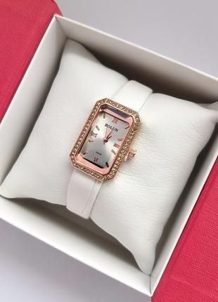 Наручний годинник жіночий білого кольору на шкіряному ремінці