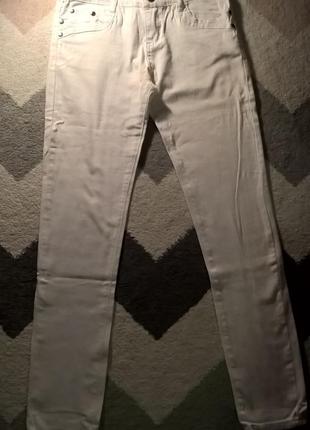 Белые джинсы укороченные