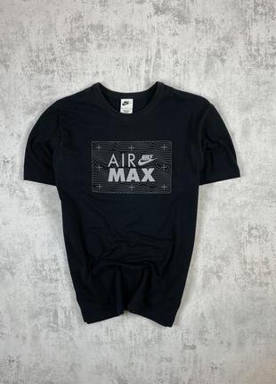 Отправляйся в стильный полет: черная футболка nike air max с впечатляющим принтом!