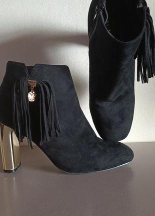 Замшеві ботильоні на каблуку