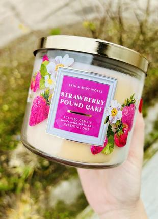 Свічка на 3 гноти strawberry pound cake від bath&amp;body works