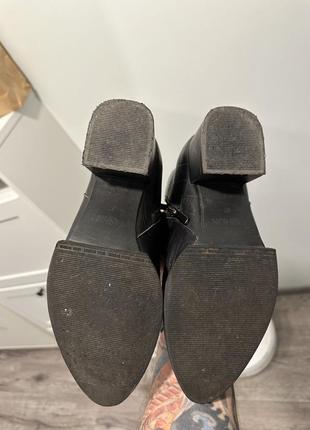 Шкіряні черевики з гострим носком на невисокому підборі3 фото