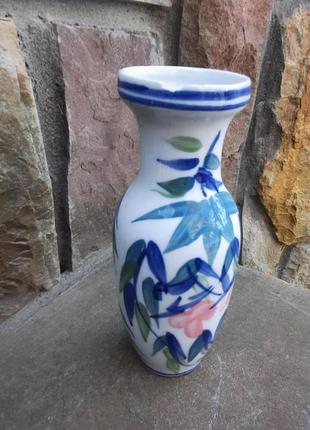 Фарфоровая интерьерная ваза для цветов.
