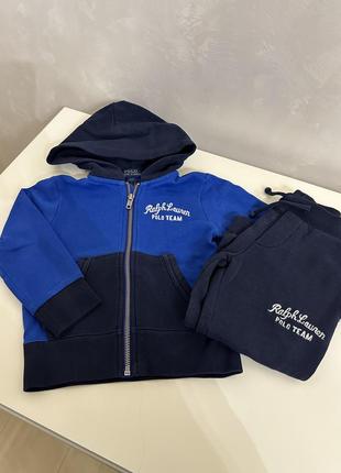 Спортивный костюм