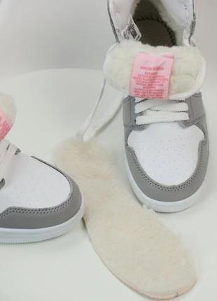 Жіночі кросівки з хутром nike air jordan 1 white grey fur pink5 фото