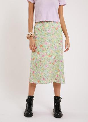 Стильная сатиновая юбка миди в бельевом стиле в цветочный принт р.38