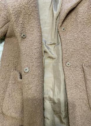 Бежевое стильное пальто-барашек6 фото
