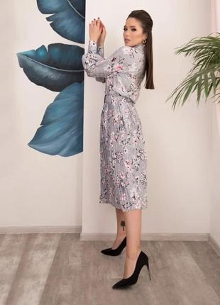 Серое цветочное платье-рубашка с плиссировкой размер s2 фото