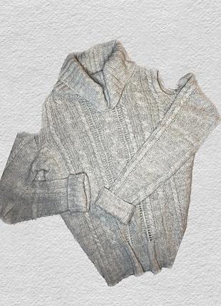 Вʼязаний светр у коси з розрізами на плечах