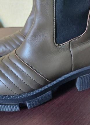 Шкіряні  чоботи  демісезонні ботинки челсі  на рельефній підошві оливкового кольору6 фото