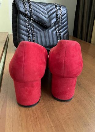 Яркие красные замшевые туфли на платформе лодочки стильные3 фото
