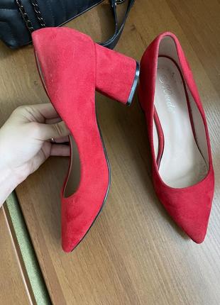 Яскраві червоні замшеві туфлі на платформі лодочки стильні6 фото