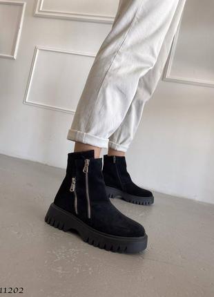 Черные натуральные замшевые зимние ботинки без шнурков с двумя косыми молниями на толстой подошве замш зима8 фото
