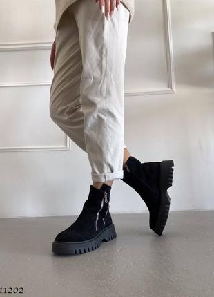 Черные натуральные замшевые зимние ботинки без шнурков с двумя косыми молниями на толстой подошве замш зима9 фото