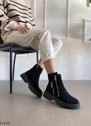 Черные натуральные замшевые зимние ботинки без шнурков с двумя косыми молниями на толстой подошве замш зима4 фото