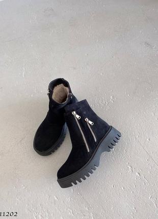 Черные натуральные замшевые зимние ботинки без шнурков с двумя косыми молниями на толстой подошве замш зима7 фото