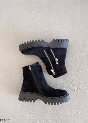 Черные натуральные замшевые зимние ботинки без шнурков с двумя косыми молниями на толстой подошве замш зима