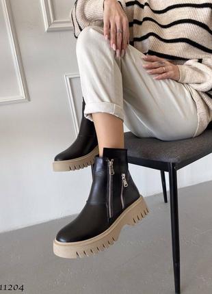 Черные натуральные кожаные зимние ботинки с косой молнией на бежевой толстой подошве без шнурков кожа зима4 фото