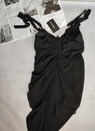 Чорна вечірня сатинова сукня міді довга з драпіруванням класична плаття з вирізом на нозі8 фото