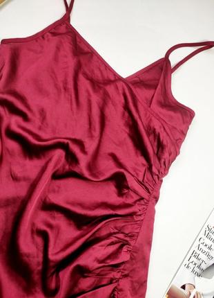 Платье женское мини асимтричное с драпировкой на бретелях бордового цвета под шелк от бренда pretty little thing s2 фото