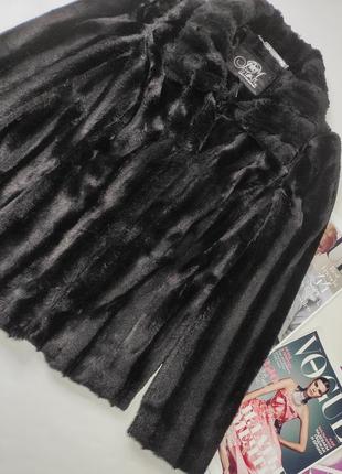 Шуба женская черная меховая прямого кроя под натуральный мех от бренда julien macdonald 123 фото