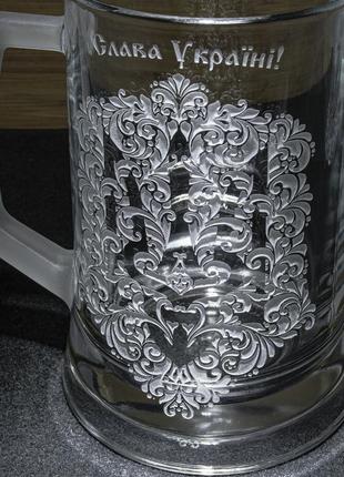 Пивний бокал з гравіюванням слава україні - тризуб в дерев'яній подарунковій скриньці2 фото